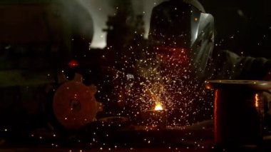 Süper ağır çekim çalışma kaynakçı atölyede, 1000 fps yüksek hızda sinema kameraya çekildi.