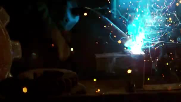 ワーク ショップで働く溶接工のスローモーション撮影高速シネマ カメラ — ストック動画