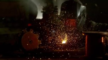 Süper ağır çekim çalışma kaynakçı atölyede, 1000 fps yüksek hızda sinema kameraya çekildi.