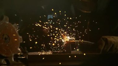 Süper ağır çekim çalışma kaynakçı atölyede, 1000 fps yüksek hızda sinema kameraya çekildi.