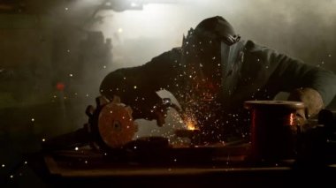Süper ağır çekim çalışma kaynakçı atölyede, 1000 fps yüksek hızda sinema kameraya çekildi.
