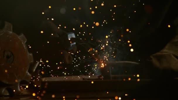 车间工作焊工的超慢动作 在高速影院摄像机上拍摄 1000 Fps — 图库视频影像