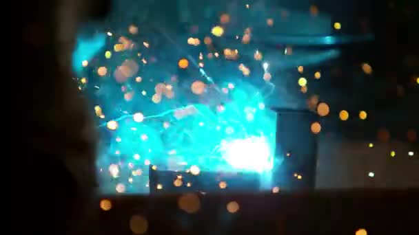 车间工作焊工的超慢动作 在高速影院摄像机上拍摄 1000 Fps — 图库视频影像