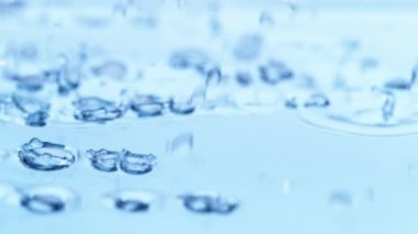 Beyaz arka planda, 1000 fps yüksek hızda sinema kamerada filme izole dalga su sıçramasına, süper ağır çekim.