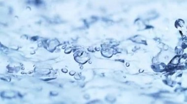 Makro mercekle çekilen su damlalarının süper yavaş çekimi. Çok hızlı bir kamerayla çekildi, 1000 fps..