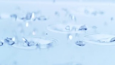 Makro mercekle çekilen su damlalarının süper yavaş çekimi. Çok hızlı bir kamerayla çekildi, 1000 fps..