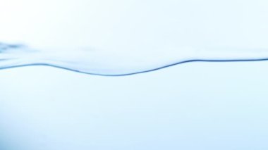 Beyaz arka planda, 1000 fps yüksek hızda sinema kamerada filme izole dalga su sıçramasına, süper ağır çekim.