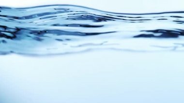 Beyaz arka planda, 1000 fps yüksek hızda sinema kamerada filme izole dalga su sıçramasına, süper ağır çekim.