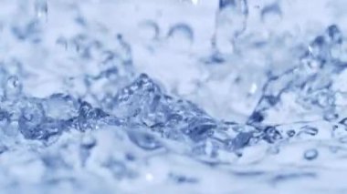 Makro mercekle çekilen su damlalarının süper yavaş çekimi. Çok hızlı bir kamerayla çekildi, 1000 fps..