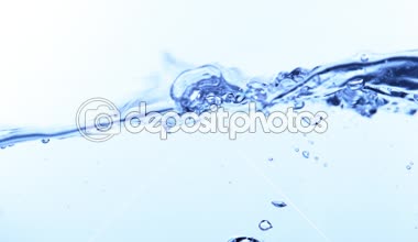 Beyaz arka planda, 1000 fps yüksek hızda sinema kamerada filme izole dalga su sıçramasına, süper ağır çekim.