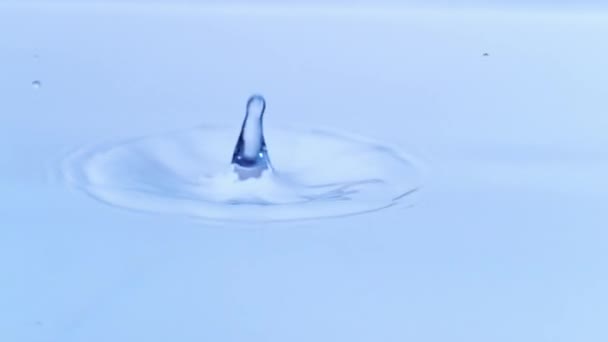 Super Slow Motion Dripping Water Drop Filmado Com Lente Macro — Vídeo de Stock