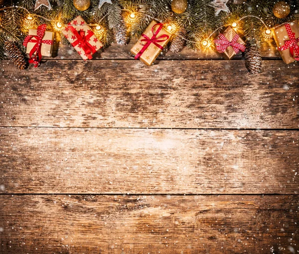 木の板にギフト ボックスと装飾クリスマス素朴な背景 祭典および休日のコンセプトです テキスト用の空き容量 — ストック写真