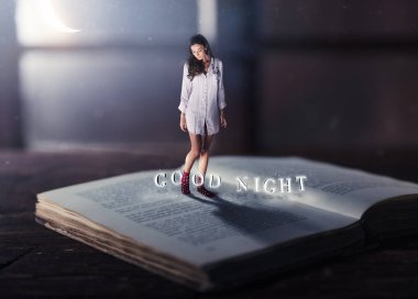 İyi geceler kavramı ile genç kadın kitap okuma