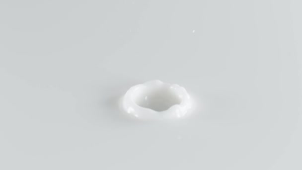 高速映画カメラで撮影 ミルクの滴をしぶきのスーパー スロー モーション — ストック動画
