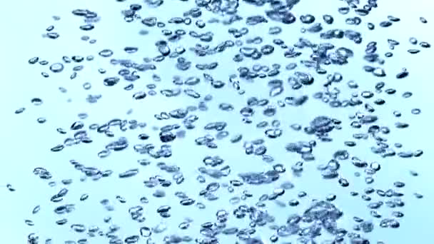 在白色背景上的冒泡水的超慢运动 在高速影院摄像机上拍摄 1000 Fps — 图库视频影像