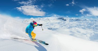 Alp kayakçı Kayak yokuş aşağı, panoramik biçimi. Kış spor ve aktiviteler