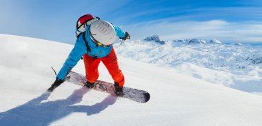 Snowboard kayak yokuş aşağı, panoramik biçimi. Kış spor ve aktiviteler