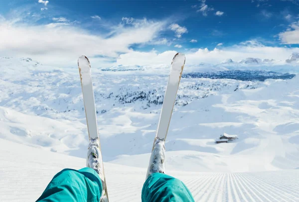 Detalle Las Piernas Del Esquiador Listo Para Correr Colina Abajo —  Fotos de Stock
