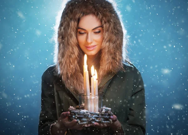 Söt Brunett Ung Kvinna Håller Ljus Begreppet Vinter Jul Och — Stockfoto
