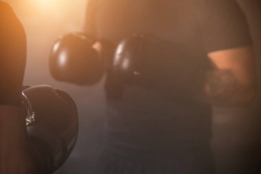 Erkekler boks eldiveni eğitim dersi sırasında ayrıntı. Karanlık endüstriyel fitness egzersiz iç sinematik bir atmosfere sahip. Aktif spor ve sağlıklı yaşam tarzı.