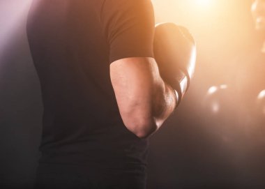 Erkekler boks eldiveni eğitim dersi sırasında ayrıntı. Karanlık endüstriyel fitness egzersiz iç sinematik bir atmosfere sahip. Aktif spor ve sağlıklı yaşam tarzı.