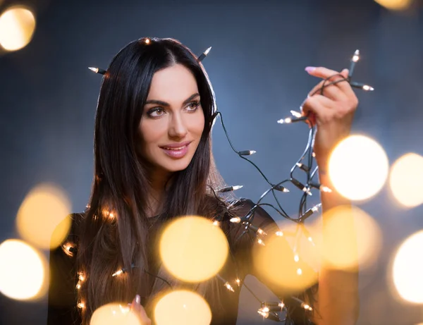Vackra Mörkt Hår Ung Kvinna Porträtt Hålla Julbelysning Skönhet Och — Stockfoto