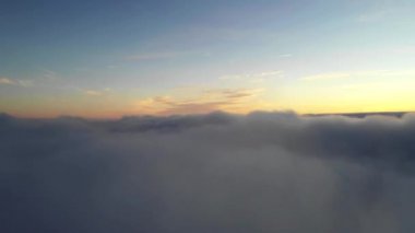 Gündoğumu ışık altın saat sırasında bulutların üzerinde hava uçuş. 