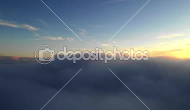 Gündoğumu ışık altın saat sırasında bulutların üzerinde hava uçuş. 