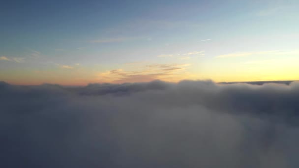 Luchtfoto Vlucht Boven Wolken Tijdens Het Gouden Uur Sunrise Licht — Stockvideo