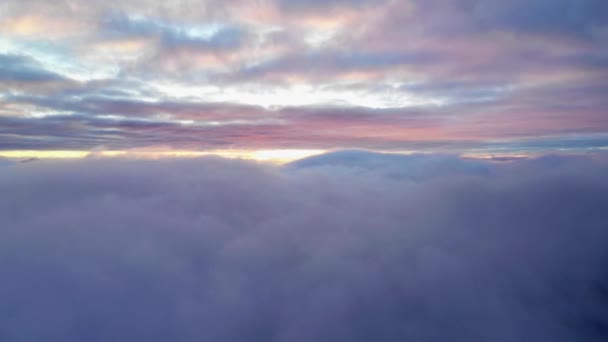 Luchtfoto Vlucht Boven Wolken Tijdens Het Gouden Uur Sunrise Licht — Stockvideo