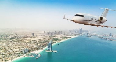 Özel jet uçağı Dubai şehir güzel günbatımı ışık üzerinde uçan. Ulaşım, iş hayatına modern ve hızlı modu.