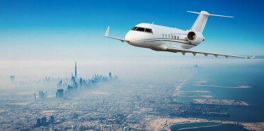 Özel jet uçağı Dubai şehir güzel günbatımı ışık üzerinde uçan. Ulaşım, iş hayatına modern ve hızlı modu.