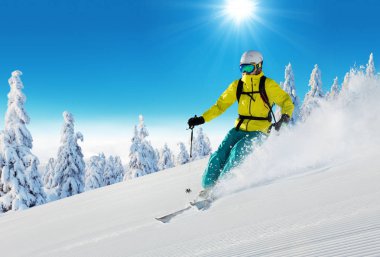 Pist üzerinde kayak genç adam. Kış spor ve rekreasyon alpen dağ içinde.