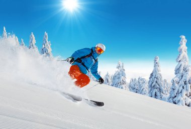 Pist üzerinde kayak genç adam. Kış spor ve rekreasyon alpen dağ içinde.