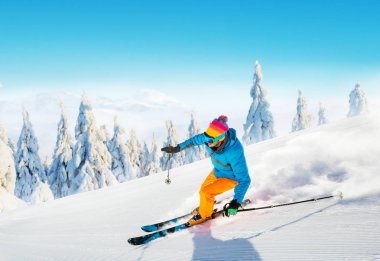 Pist üzerinde kayak genç adam. Kış spor ve rekreasyon alpen dağ içinde.