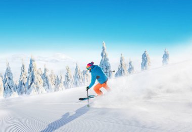 Pist üzerinde kayak genç adam. Kış spor ve rekreasyon alpen dağ içinde.