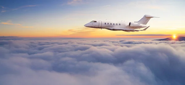 Luxus Privatjet Fliegt Über Wolken Modernes Und Schnellstes Transportmittel Symbol — Stockfoto