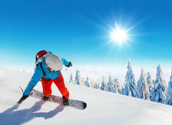 Молодий Чоловік Катається Лижах Трасі Зимовий Спорт Відпочинок Альпійській Горі — стокове фото