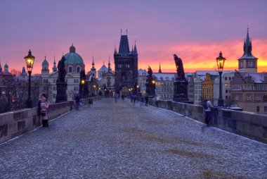 Prag'daki Charles Köprüsü sırasında gündoğumu, Çek Cumhuriyeti