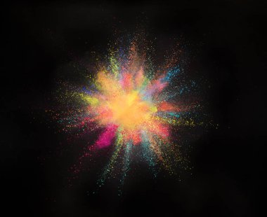 Siyah arka planda izole edilmiş renkli toz patlaması. Soyut renkli arkaplan