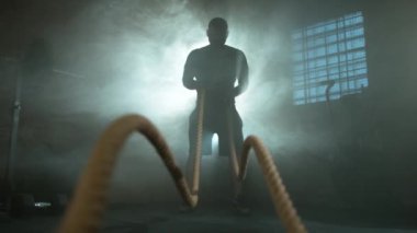 Süper ağır çekim Genç adamın 500 fps yüksek hızda sinema kamerada filme iple egzersiz yaparak.
