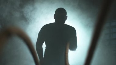 Süper ağır çekim Genç adamın 1000 fps yüksek hızda sinema kamerada filme iple egzersiz yaparak.