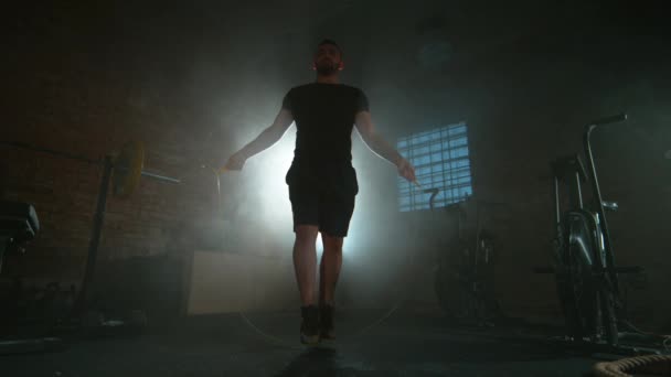 Super Slow Motion Ung Man Gör Övning Med Hoppa Rep — Stockvideo
