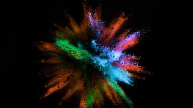 Siyah arka planda izole edilmiş süper yavaş renkli barut patlaması. Yüksek hızlı sinema kamerası, 1000fps.