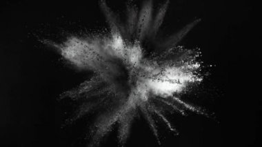 Siyah arka planda izole edilmiş süper yavaş renkli barut patlaması. Yüksek hızlı sinema kamerası, 1000fps.