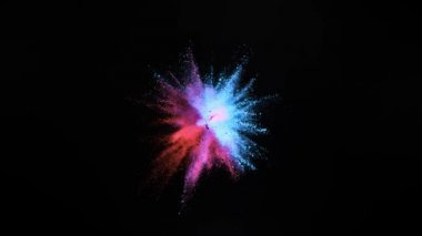 Siyah arka planda izole edilmiş süper yavaş renkli barut patlaması. Yüksek hızlı sinema kamerası, 1000fps.