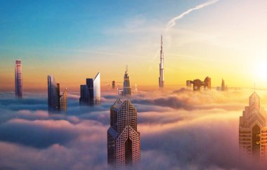 Dubai günbatımı panoramik şehir merkezinin bulutlar ile kaplı. Dubai, BAE Süper modern şehir kozmopolit megalopolis olduğunu. Çok yüksek çözünürlüklü görüntü