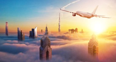 Özel jet uçağı Dubai şehir güzel günbatımı ışık üzerinde uçan. Ulaşım, iş hayatına modern ve hızlı modu.