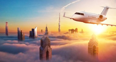 Özel jet uçağı Dubai şehir güzel günbatımı ışık üzerinde uçan. Ulaşım, iş hayatına modern ve hızlı modu.