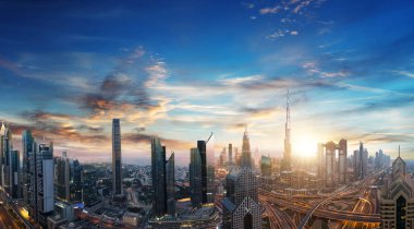 Dubai günbatımı panoramik şehir merkezinde. Dubai, BAE Süper modern şehir kozmopolit megalopolis olduğunu. Çok yüksek çözünürlüklü görüntü